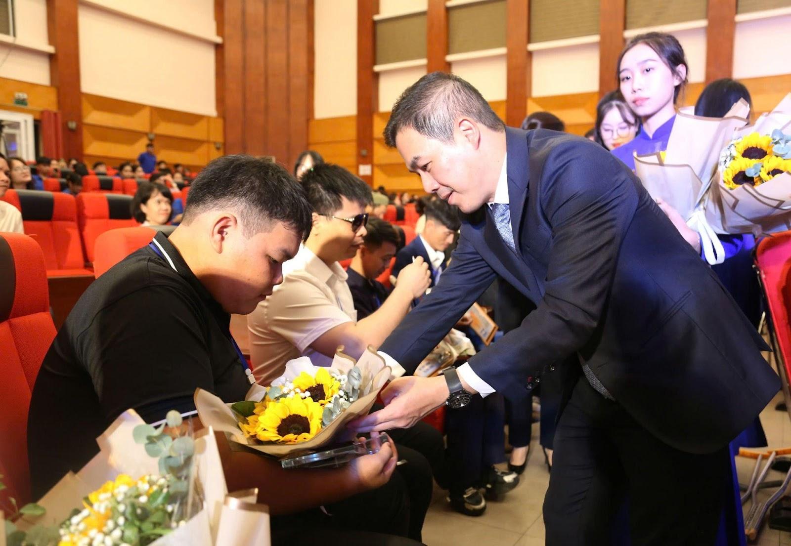 Ông Nguyễn Quang Hiền Huy, Tổng Giám đốc TCP Việt Nam tại lễ vinh danh “Tỏa sáng Nghị lực Việt 2024”. Ông Nguyễn Quang Hiền Huy, Tổng Giám đốc TCP Việt Nam tại lễ vinh danh “Tỏa sáng Nghị lực Việt 2024”.
