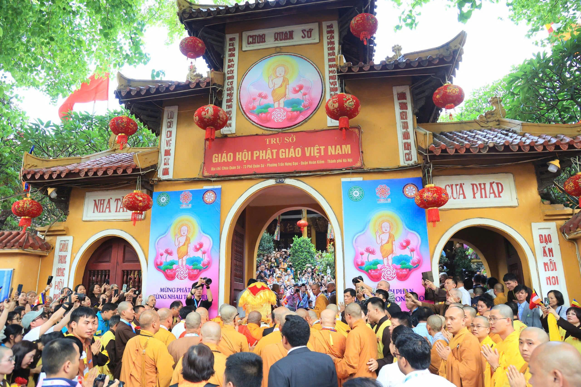 Phật tử nô nức về chùa Quán Sứ chờ chiêm bái xá lợi Đức Phật. Phật tử nô nức về chùa Quán Sứ chờ chiêm bái xá lợi Đức Phật.