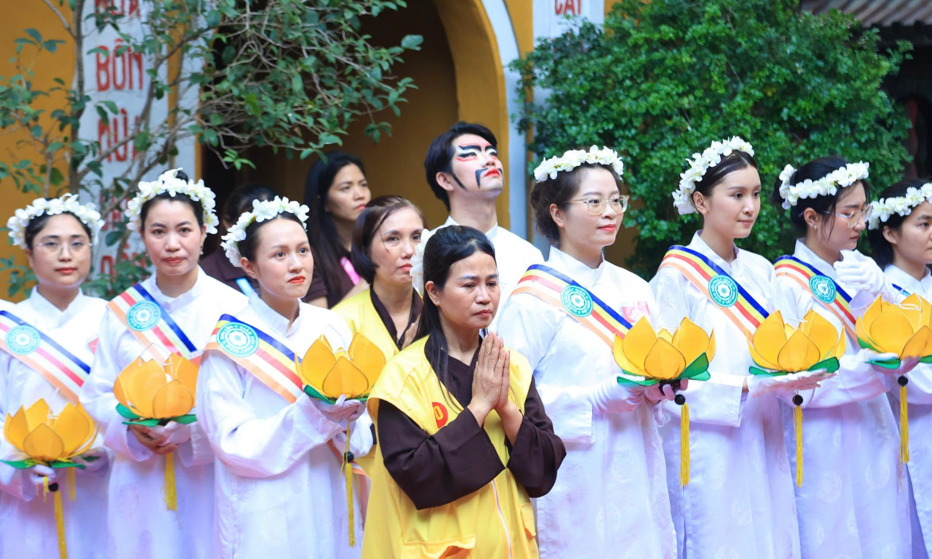 Tăng ni, phật tử chỉnh trang đạo phục, chuẩn bị nghi lễ. Tăng ni, phật tử chỉnh trang đạo phục, chuẩn bị nghi lễ.
