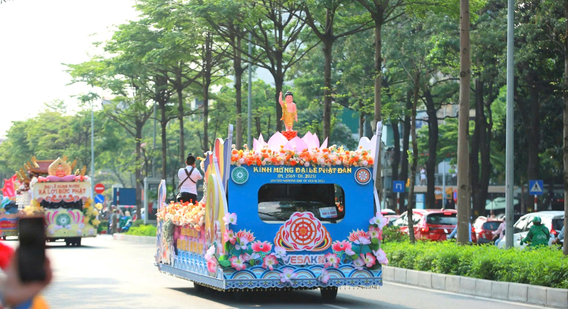 Xe hoa rực rỡ rước xá lợi từ sân bay Nội Bài về chùa Quán Sứ. Xe hoa rực rỡ rước xá lợi từ sân bay Nội Bài về chùa Quán Sứ.