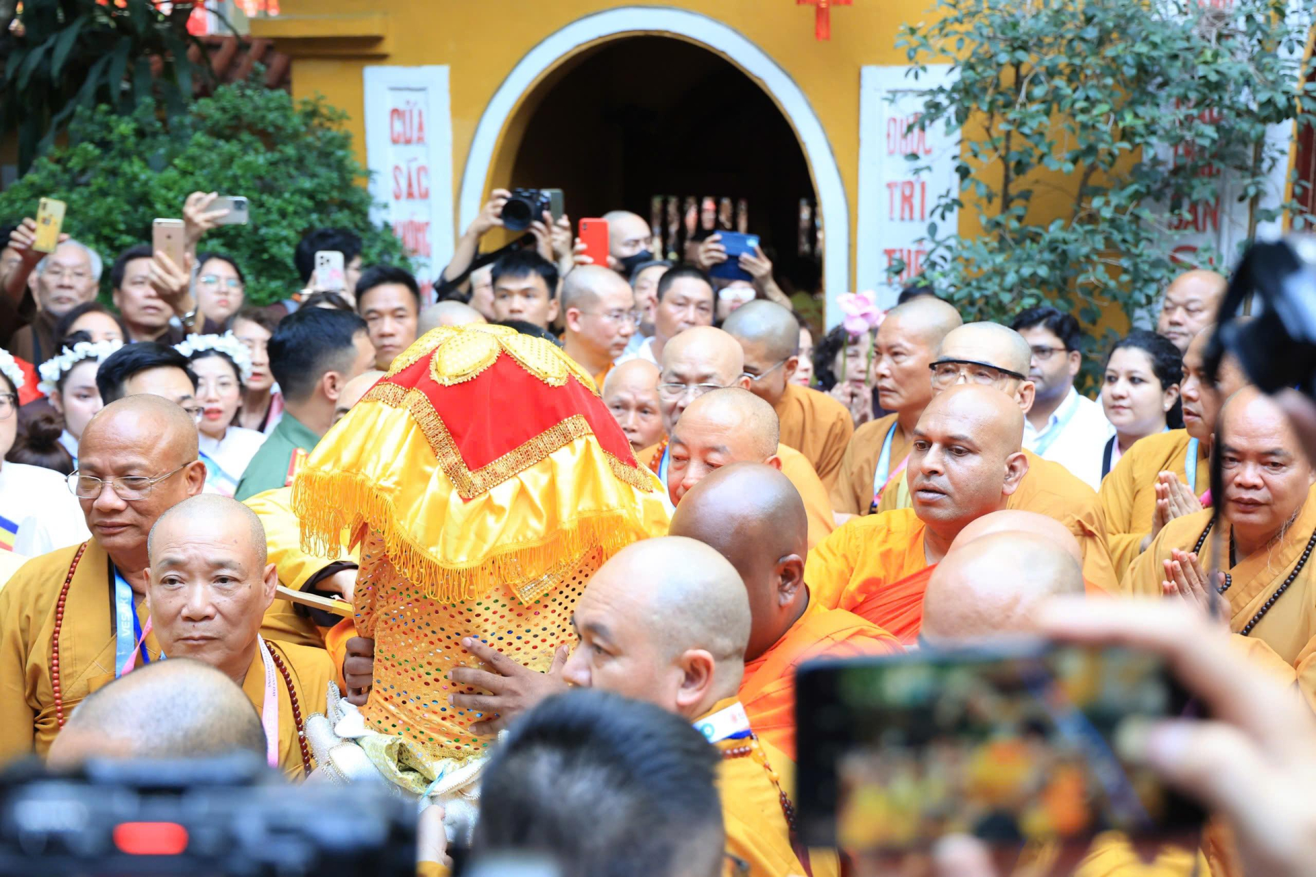 Hàng nghìn phật tử đổ về chùa Quán Sứ chờ chiêm bái xá lợi Đức Phật - ảnh 11 Hàng nghìn phật tử đổ về chùa Quán Sứ chờ chiêm bái xá lợi Đức Phật - ảnh 11