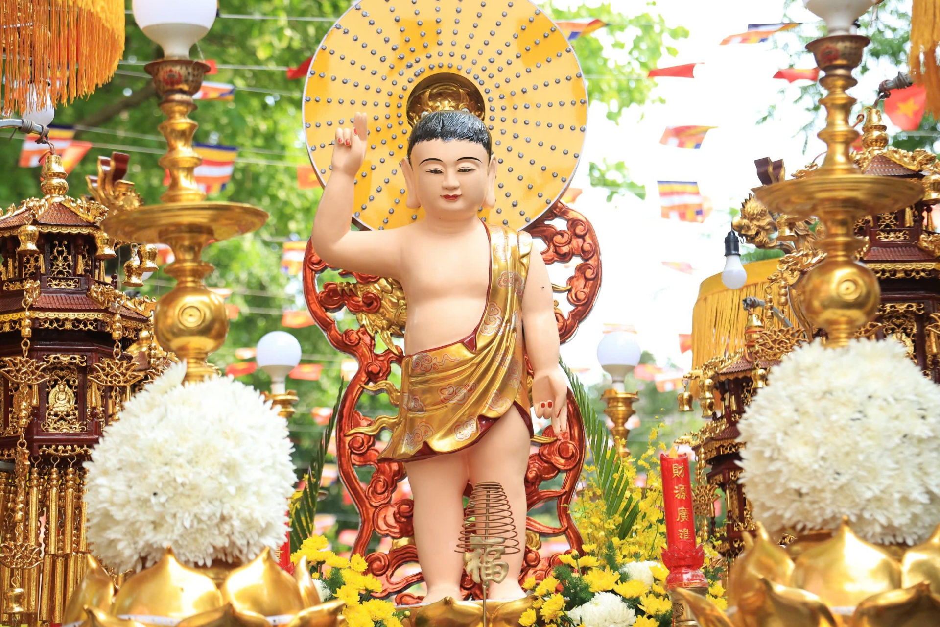 Hàng nghìn phật tử đổ về chùa Quán Sứ chờ chiêm bái xá lợi Đức Phật - ảnh 3 Hàng nghìn phật tử đổ về chùa Quán Sứ chờ chiêm bái xá lợi Đức Phật - ảnh 3