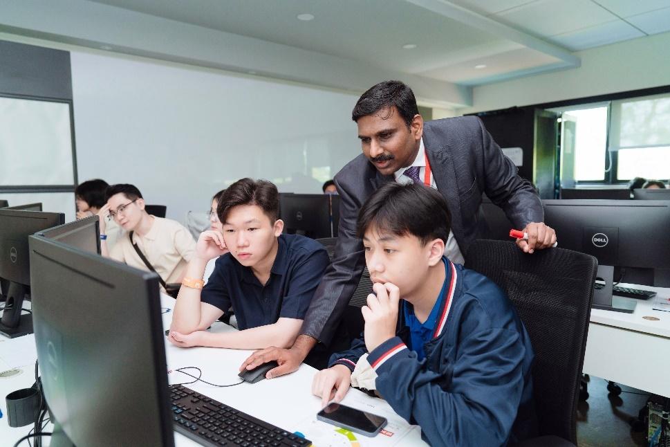 Ngành kỹ thuật phần mềm thu hút nhiều sinh viên theo học vì cơ hội nghề nghiệp và thu nhập hấp dẫn. Ngành kỹ thuật phần mềm thu hút nhiều sinh viên theo học vì cơ hội nghề nghiệp và thu nhập hấp dẫn.