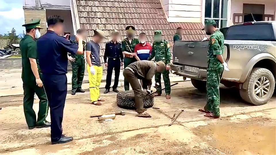Lực lượng chức năng Quảng Nam phát hiện ma tuý cất giấu trong lốp xe sơ cua. Lực lượng chức năng Quảng Nam phát hiện ma tuý cất giấu trong lốp xe sơ cua.