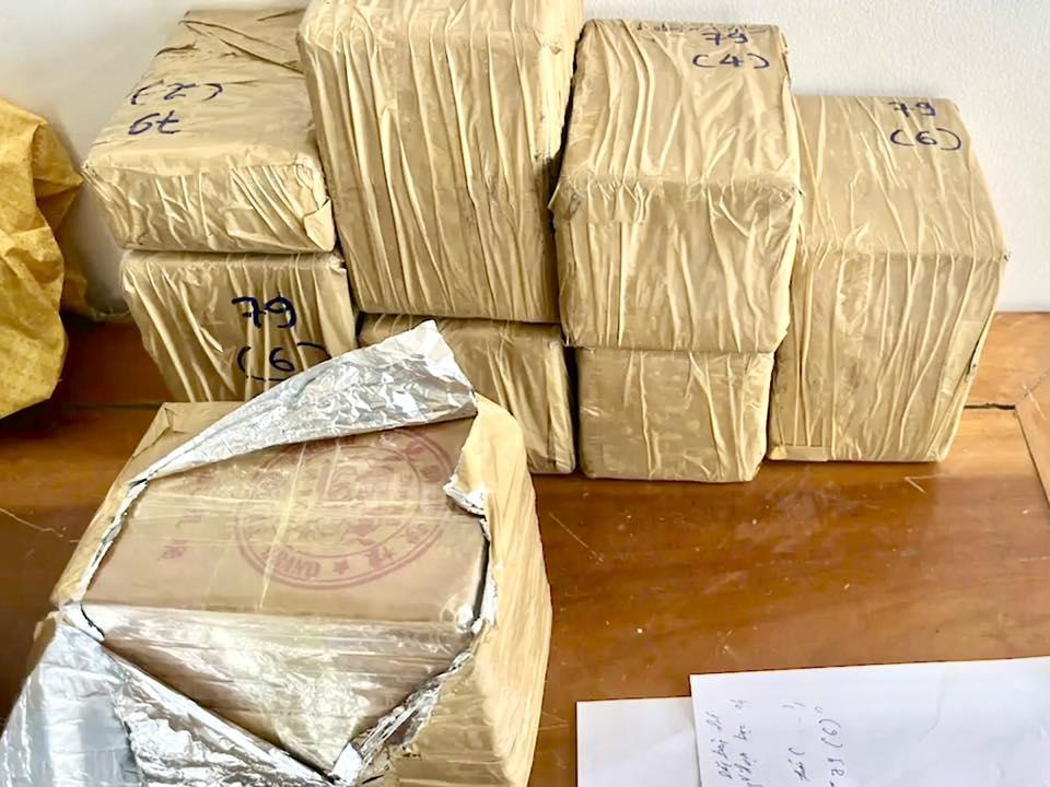 Tang vật 38 bánh ma tuý loại heroin. Tang vật 38 bánh ma tuý loại heroin.