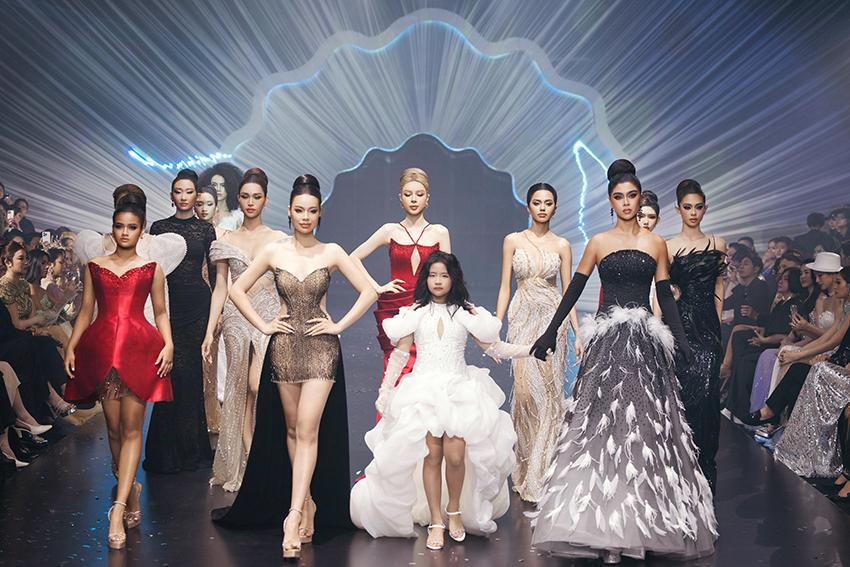 Mãn nhãn với đêm thời trang Aurora’s Cry của NTK Nguyễn Minh Tuấn - ảnh 8 Mãn nhãn với đêm thời trang Aurora’s Cry của NTK Nguyễn Minh Tuấn - ảnh 8