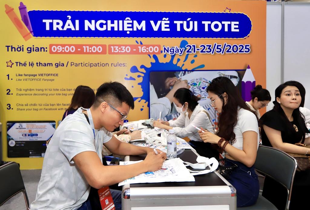 Ngoài hội thảo chuyên đề, VietOffice 2025 có thêm các hoạt động thú vị như trang trí túi tote, Check-in nhận quà… Ngoài hội thảo chuyên đề, VietOffice 2025 có thêm các hoạt động thú vị như trang trí túi tote, Check-in nhận quà…