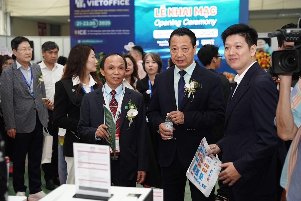 Các đại biểu tham quan gian hàng tại triển lãm. Các đại biểu tham quan gian hàng tại triển lãm.