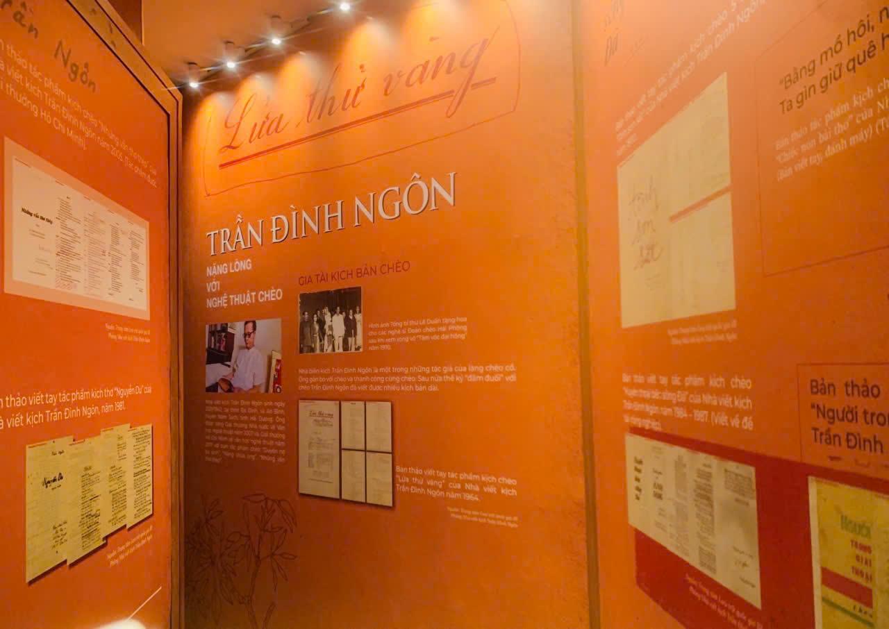 Góc triển lãm tư liệu của nhà viết kịch Trần Đình Ngôn. Góc triển lãm tư liệu của nhà viết kịch Trần Đình Ngôn.