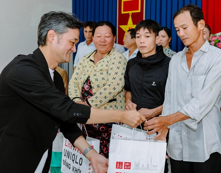 UNIQLO trao tặng gần 1.000 sản phẩm quần, áo thuộc chương trình RE.UNIQLO cho các hộ dân xã Long Hòa, huyện Châu Thành, tỉnh Trà Vinh. UNIQLO trao tặng gần 1.000 sản phẩm quần, áo thuộc chương trình RE.UNIQLO cho các hộ dân xã Long Hòa, huyện Châu Thành, tỉnh Trà Vinh.