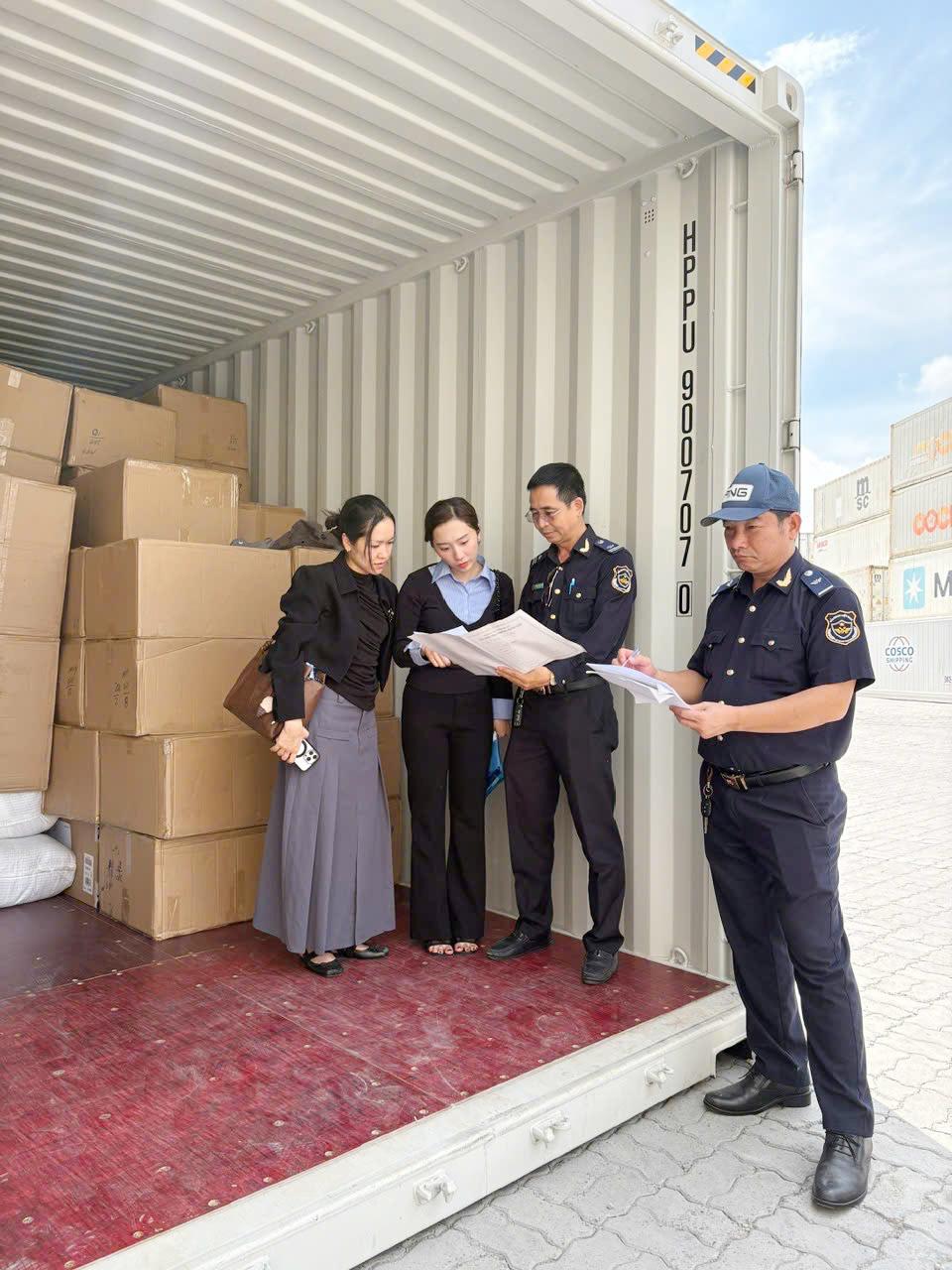 Lực lượng Hải Quan tiến hành kiểm tra số hàng hoá vi phạm. Lực lượng Hải Quan tiến hành kiểm tra số hàng hoá vi phạm.