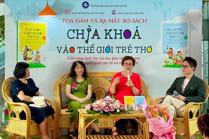 Nhà báo Phạm Hồng Tuyến, đồng tác giả bộ sách chia sẻ tại toạ đàm. Nhà báo Phạm Hồng Tuyến, đồng tác giả bộ sách chia sẻ tại toạ đàm.