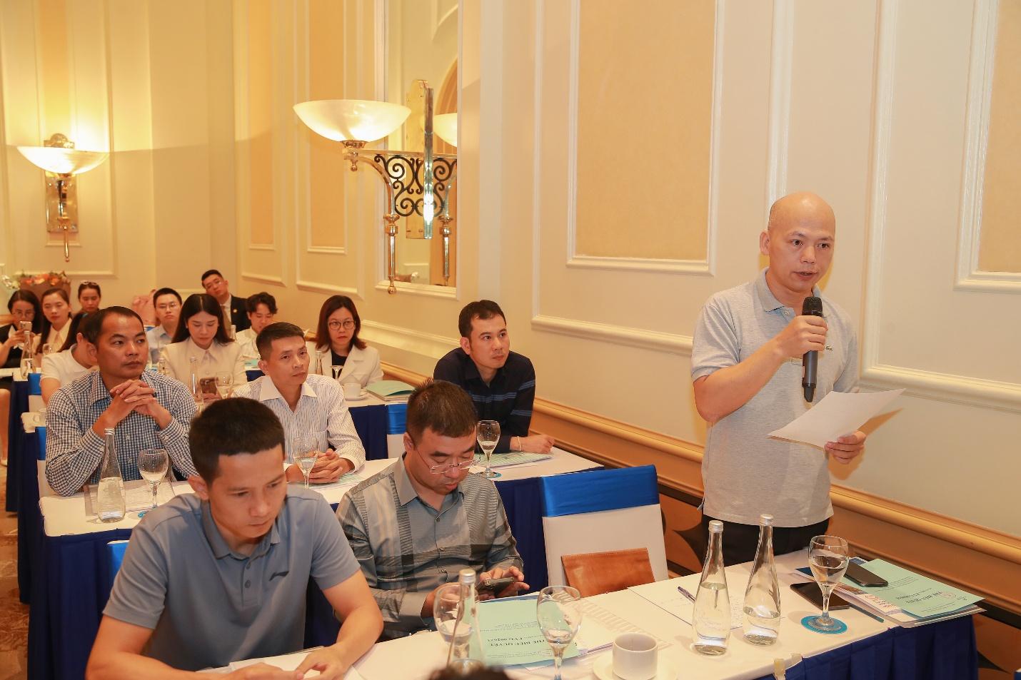 Cổ đông đặt câu hỏi cho Đoàn chủ tịch tại Đại hội. Cổ đông đặt câu hỏi cho Đoàn chủ tịch tại Đại hội.