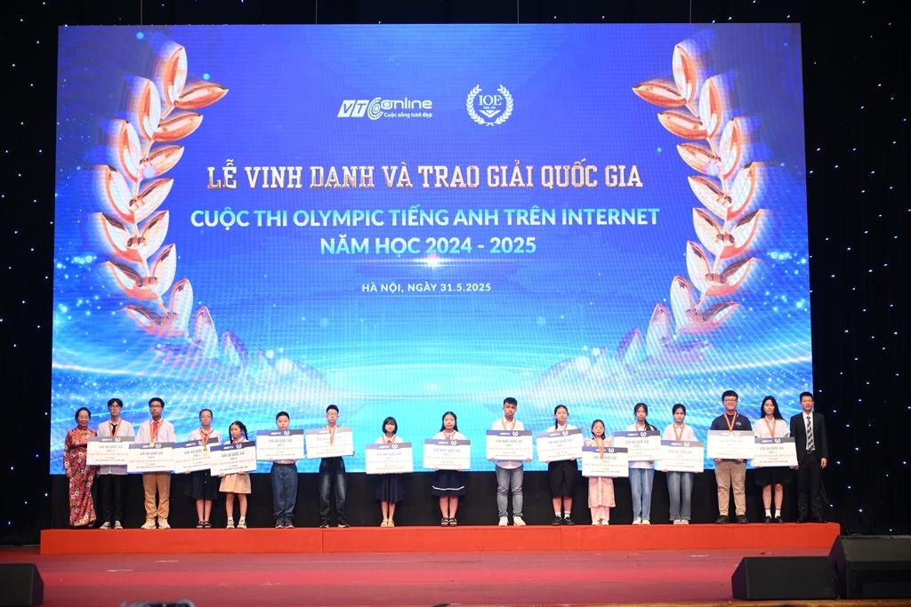 Bà Nguyễn Thị Doan - Chủ tịch Trung ương Hội Khuyến học, Nguyên Phó Chủ tịch nước và Ông Lê Việt Hòa - Giám đốc VTC Online trao giải cho Top học sinh giải Nhất, Nhì, Ba của 5 khối lớp. Bà Nguyễn Thị Doan - Chủ tịch Trung ương Hội Khuyến học, Nguyên Phó Chủ tịch nước và Ông Lê Việt Hòa - Giám đốc VTC Online trao giải cho Top học sinh giải Nhất, Nhì, Ba của 5 khối lớp.