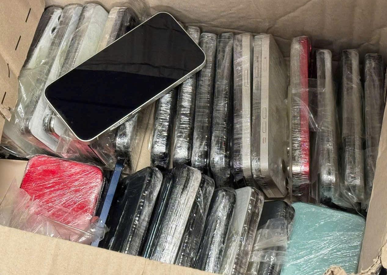 Lô hàng Iphone vận chuyển lậu bị thu giữ. Lô hàng Iphone vận chuyển lậu bị thu giữ.