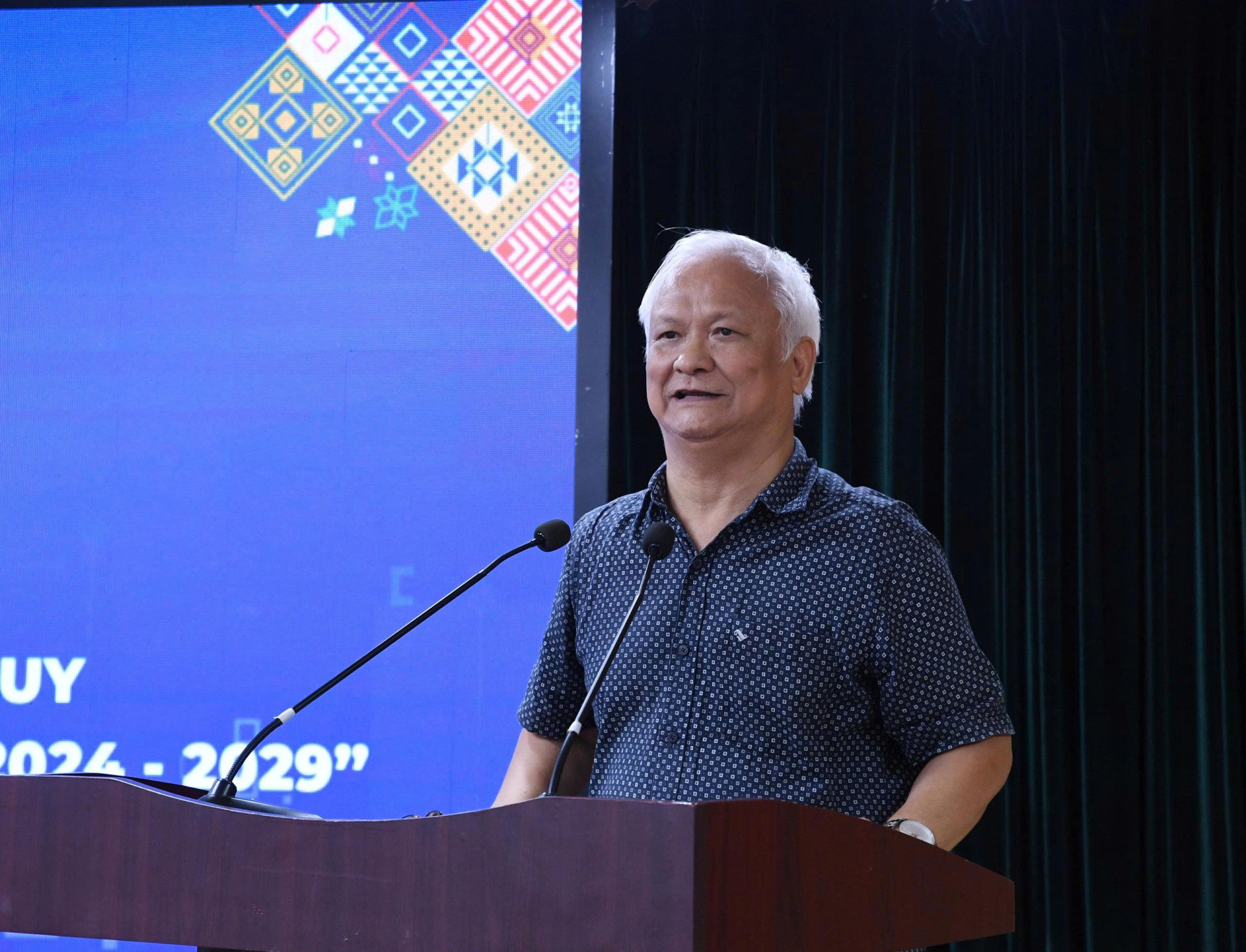 GS.TS Lê Hồng Lý, Chủ tịch Hội Văn nghệ dân gian Việt Nam . GS.TS Lê Hồng Lý, Chủ tịch Hội Văn nghệ dân gian Việt Nam .