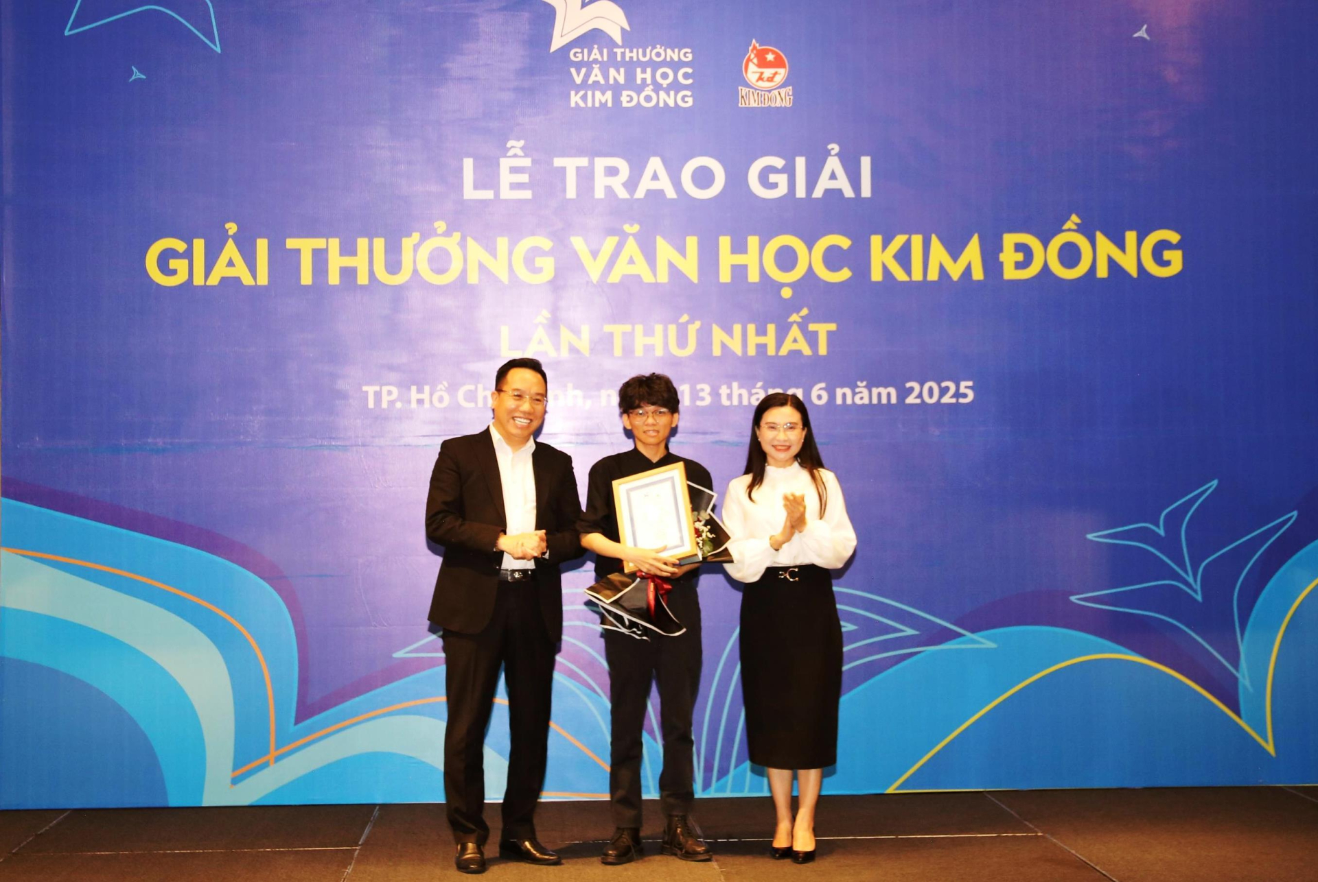 Trao giải Nhất cho các tác giả. Trao giải Nhất cho các tác giả.
