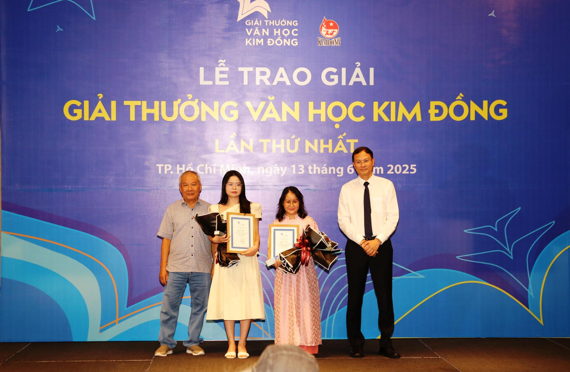 Trao giải Nhì cho các tác giả. Trao giải Nhì cho các tác giả.