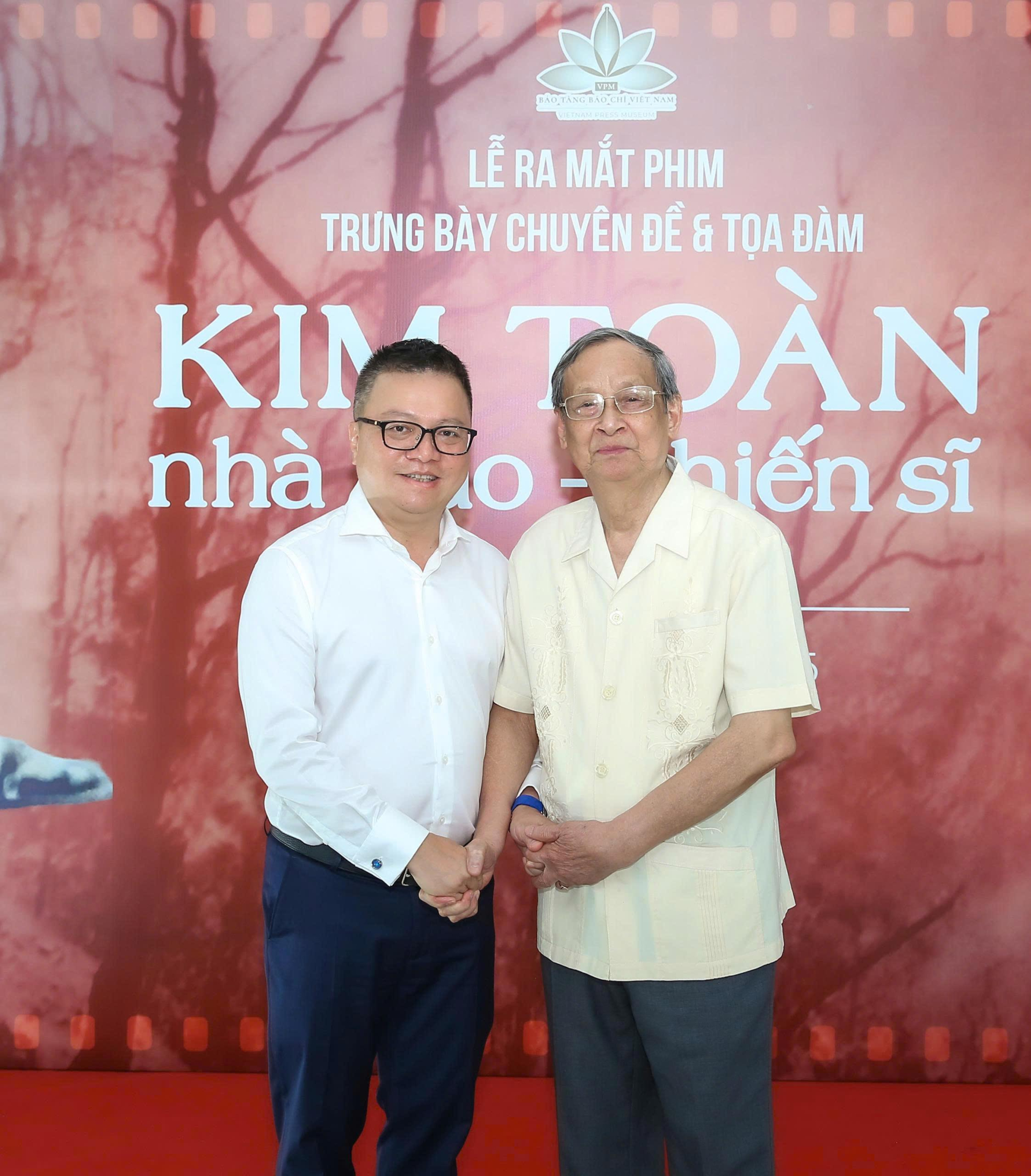 Chủ tịch Hội Nhà báo Việt Nam Lê Quốc Minh chúc mừng nhà báo lão thành Kim Toàn. (Ảnh: BTC) Chủ tịch Hội Nhà báo Việt Nam Lê Quốc Minh chúc mừng nhà báo lão thành Kim Toàn. (Ảnh: BTC)