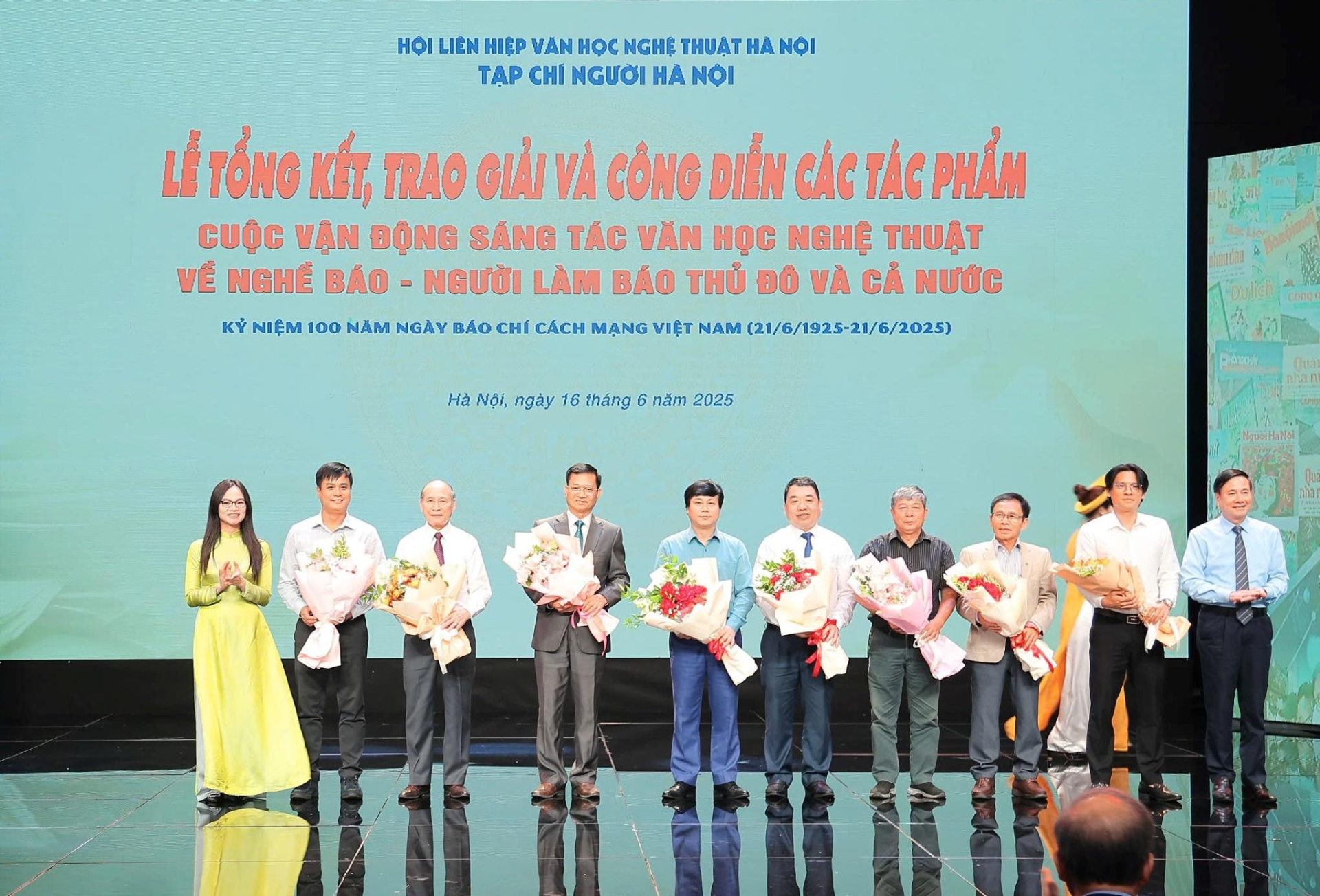 Ban tổ chức tặng hoa Hội đồng thẩm định. Ban tổ chức tặng hoa Hội đồng thẩm định.