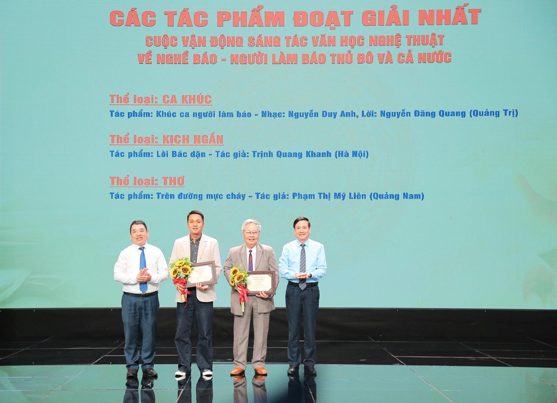 BTC trao giải thưởng cho các tác giả đoạt giải Nhất ở các thể loại. BTC trao giải thưởng cho các tác giả đoạt giải Nhất ở các thể loại.