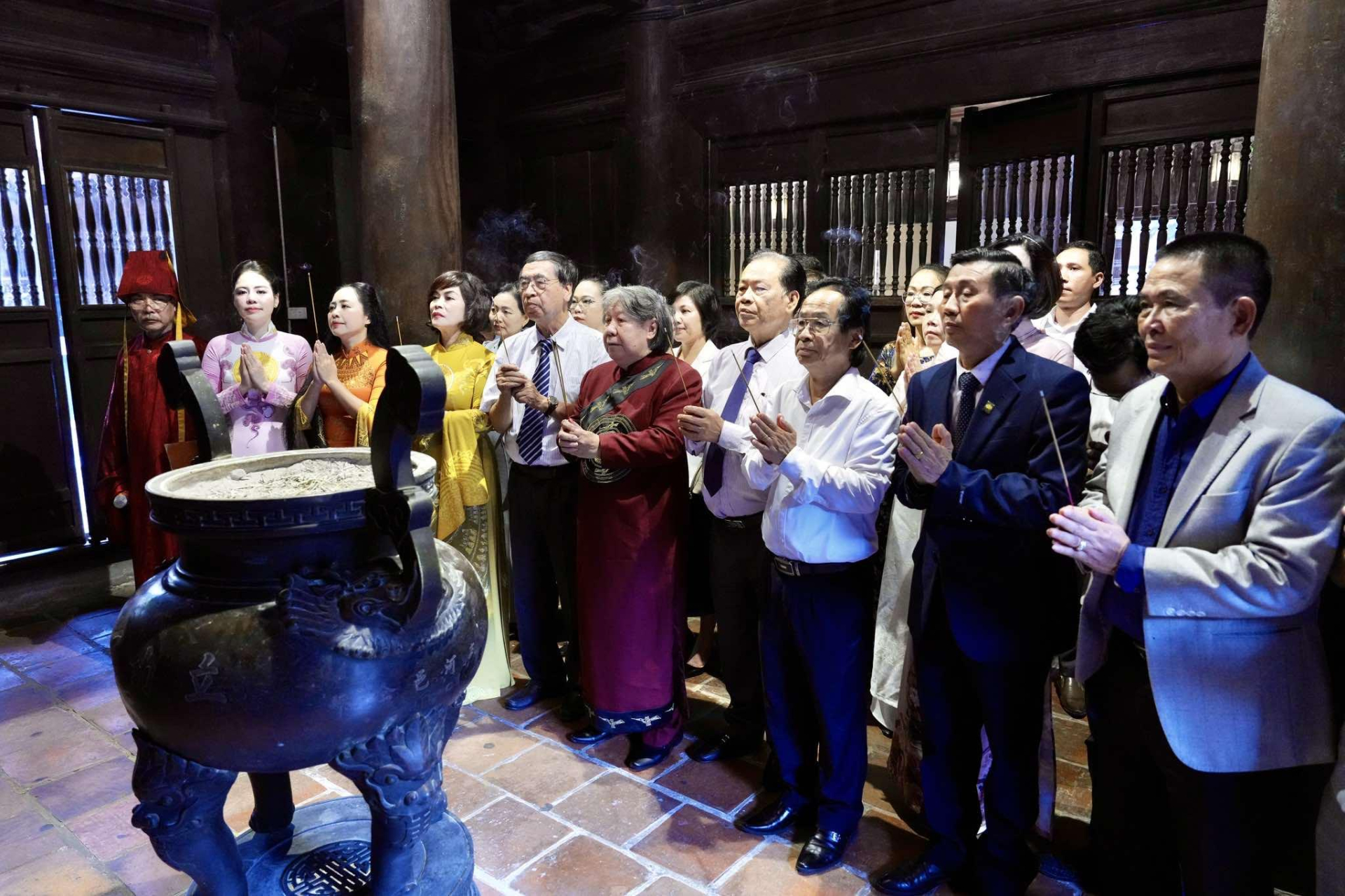 Thành viên Ban Tổ chức dâng hương tại Văn Miếu - Quốc Tử Giám. Thành viên Ban Tổ chức dâng hương tại Văn Miếu - Quốc Tử Giám.