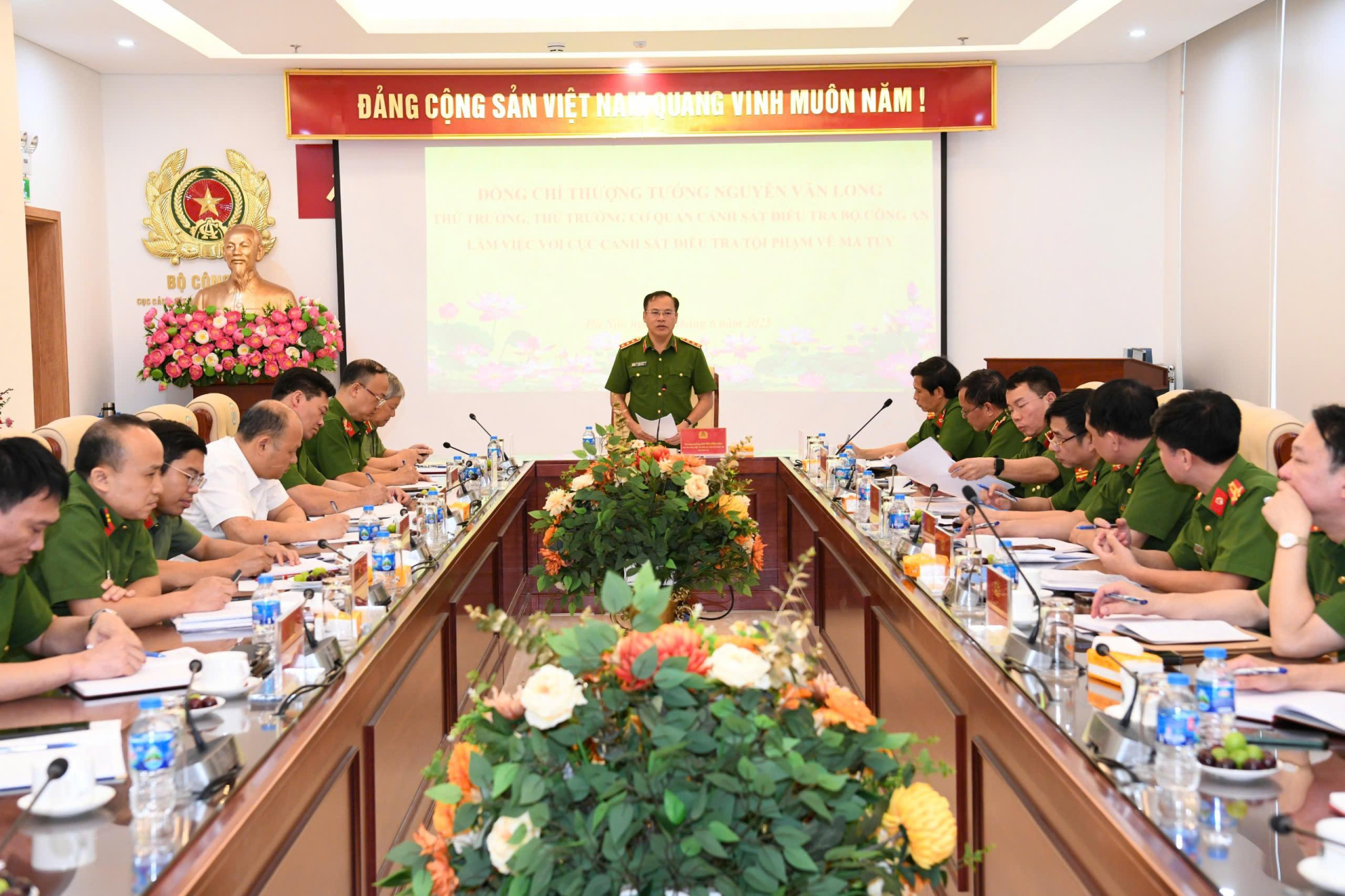 Toàn cảnh buổi làm việc. Toàn cảnh buổi làm việc.
