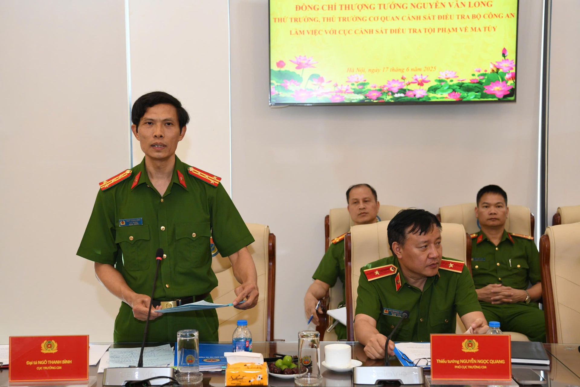 Đại tá Ngô Thanh Bình, Cục trưởng Cục C04 báo cáo về tình hình cũng như đề xuất cụ thể các giải pháp liên quan đến công tác đấu tranh phòng, chống tội phạm ma túy. Đại tá Ngô Thanh Bình, Cục trưởng Cục C04 báo cáo về tình hình cũng như đề xuất cụ thể các giải pháp liên quan đến công tác đấu tranh phòng, chống tội phạm ma túy.