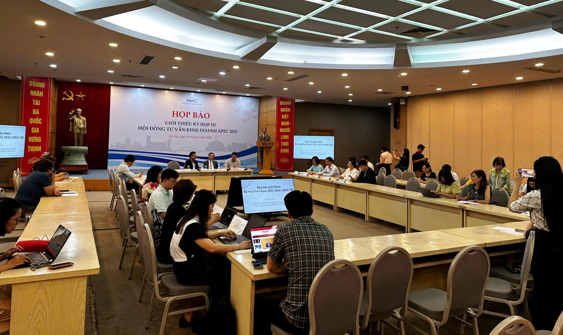 Họp báo giới thiệu kỳ họp lần thứ ba của Hội đồng Tư vấn Kinh doanh APEC (ABAC III) và chuỗi sự kiện liên quan. Họp báo giới thiệu kỳ họp lần thứ ba của Hội đồng Tư vấn Kinh doanh APEC (ABAC III) và chuỗi sự kiện liên quan.