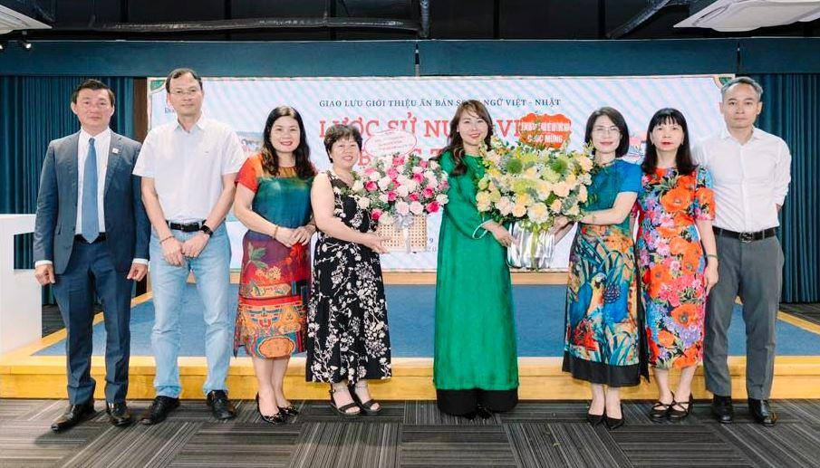 Ban Lãnh đạo Ủy ban nhà nước về người Việt Nam ở nước ngoài, Bộ Ngoại giao tặng hoa cho Ban tổ chức sự kiện. Ban Lãnh đạo Ủy ban nhà nước về người Việt Nam ở nước ngoài, Bộ Ngoại giao tặng hoa cho Ban tổ chức sự kiện.