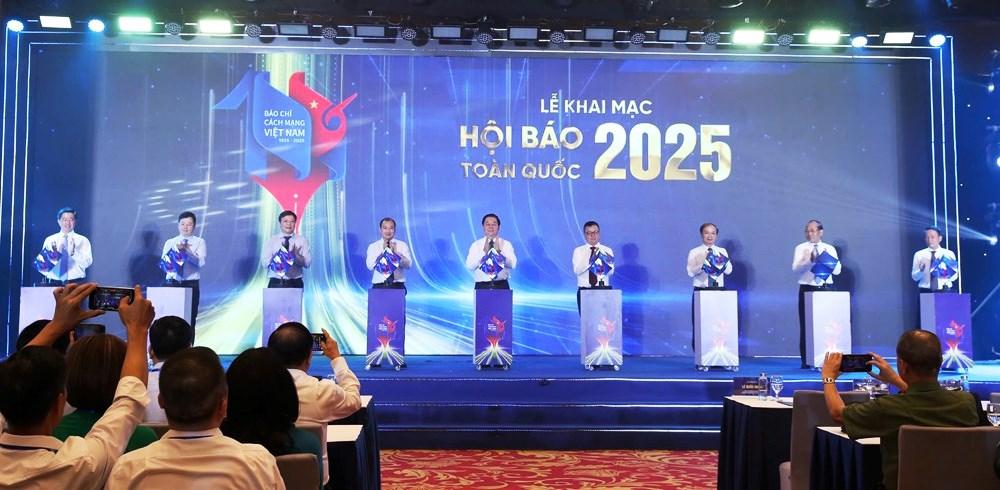 Các đại biểu thực hiện nghi thức khai mạc Hội báo. Các đại biểu thực hiện nghi thức khai mạc Hội báo.