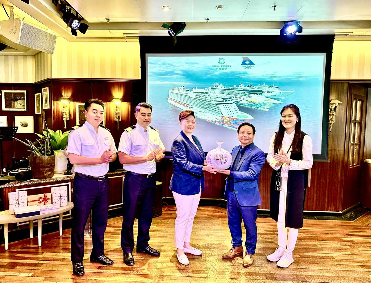 Ông Trương Quốc Hùng - Chủ tịch HUTC tặng quà lưu niệm cho đại diện Tập đoàn StarCruises. Ông Trương Quốc Hùng - Chủ tịch HUTC tặng quà lưu niệm cho đại diện Tập đoàn StarCruises.