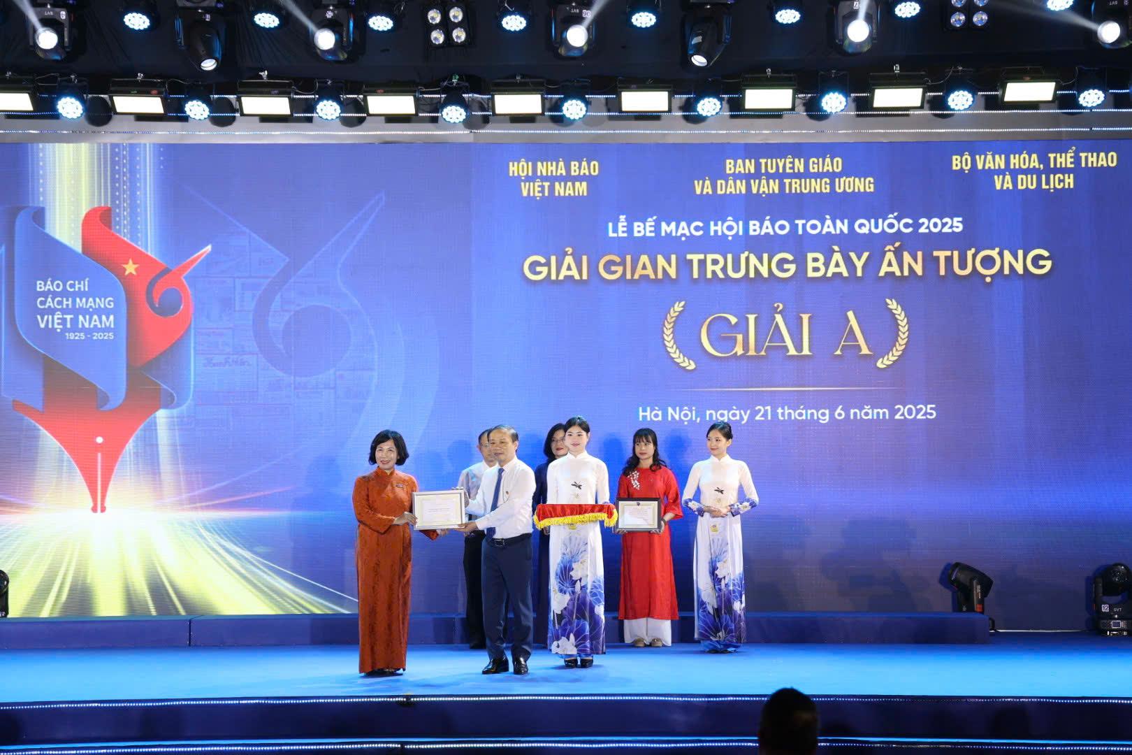 Ban tổ chức trao giải A cho các đơn vị đoạt giải Gian trưng bày ấn tượng tại Hội báo toàn quốc 2025. (Ảnh: Lê Phú) Ban tổ chức trao giải A cho các đơn vị đoạt giải Gian trưng bày ấn tượng tại Hội báo toàn quốc 2025. (Ảnh: Lê Phú)
