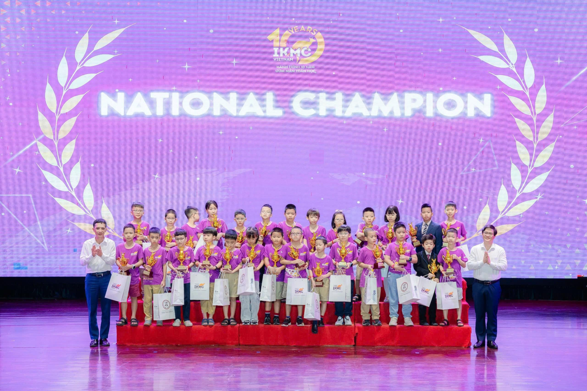 Đại diện Bộ Giáo dục và Đào tạo và Sở Giáo dục và Đào tạo Hà Nội trao giải Kỳ thi Toán quốc tế Kangaroo - IKMC. 2025. Đại diện Bộ Giáo dục và Đào tạo và Sở Giáo dục và Đào tạo Hà Nội trao giải Kỳ thi Toán quốc tế Kangaroo - IKMC. 2025.