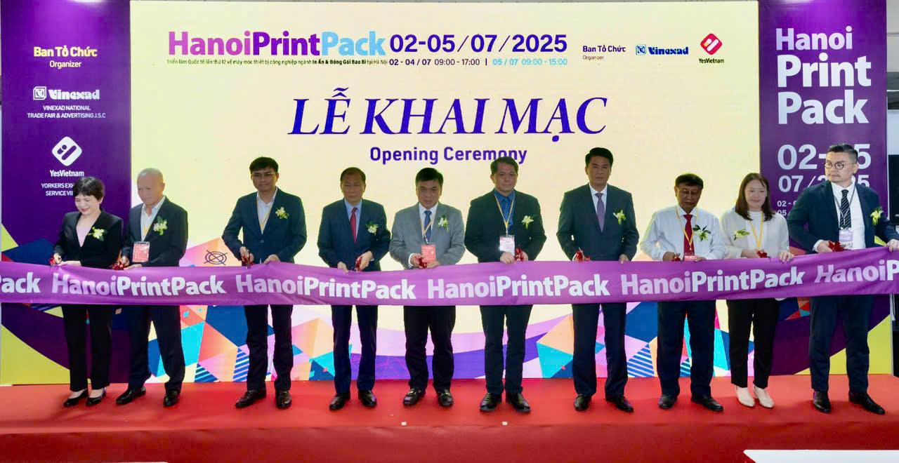 Các đại biểu thực hiện nghi thức cắt băng khai mạc HanoiPrintPack 2025. Các đại biểu thực hiện nghi thức cắt băng khai mạc HanoiPrintPack 2025.