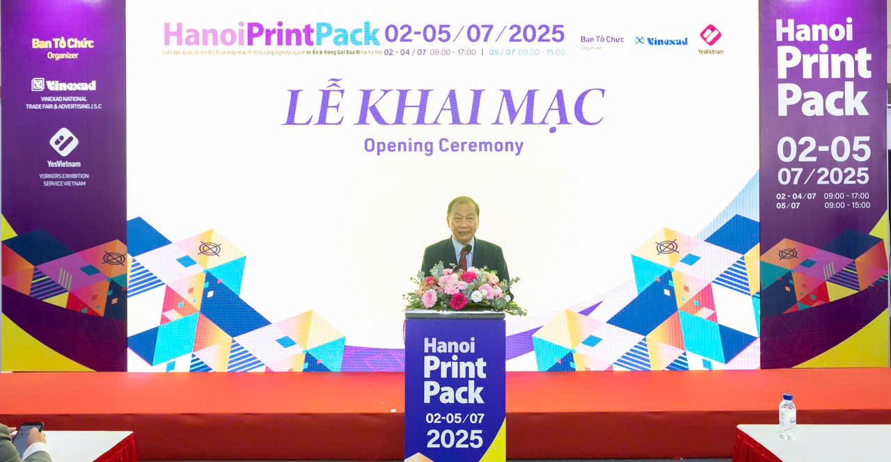 Phó Chủ tịch Liên đoàn Thương mại và Công nghiệp Việt Nam Hoàng Quang Phòng phát biểu tại lễ khai mạc. Phó Chủ tịch Liên đoàn Thương mại và Công nghiệp Việt Nam Hoàng Quang Phòng phát biểu tại lễ khai mạc.