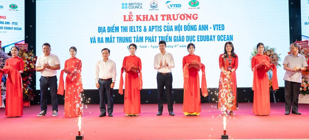 Các đại biểu cắt băng khai trương Trung tâm EduBay Ocean và địa điểm thi IELTS và APTIS tại Quảng Ninh. Các đại biểu cắt băng khai trương Trung tâm EduBay Ocean và địa điểm thi IELTS và APTIS tại Quảng Ninh.