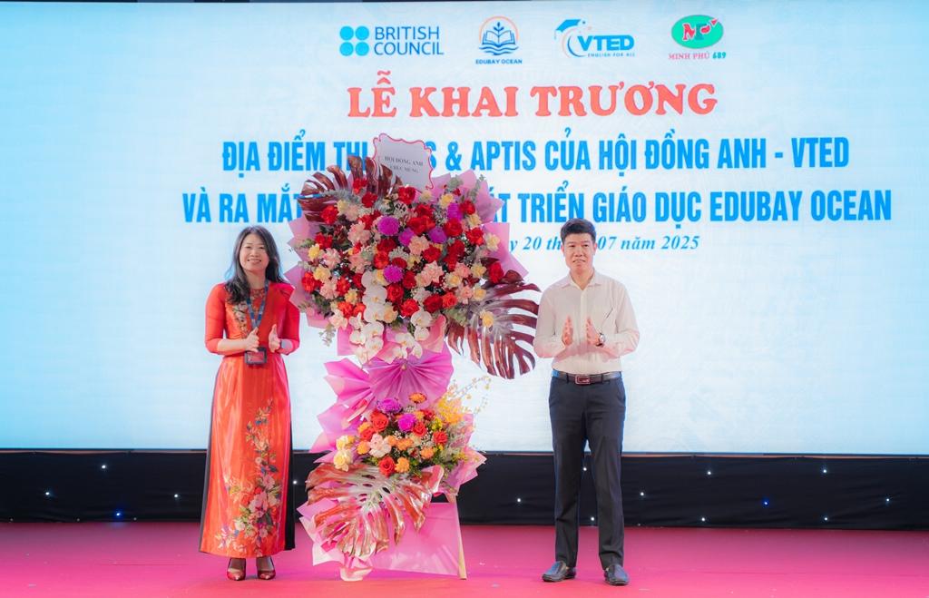 Bà Trần Phương Thúy - đại diện Hội Đồng Anh chúc mừng khai trương Trung tâm EduBay Ocean và ra mắt địa điểm thi IELTS và APTIS tại Quảng Ninh. Bà Trần Phương Thúy - đại diện Hội Đồng Anh chúc mừng khai trương Trung tâm EduBay Ocean và ra mắt địa điểm thi IELTS và APTIS tại Quảng Ninh.