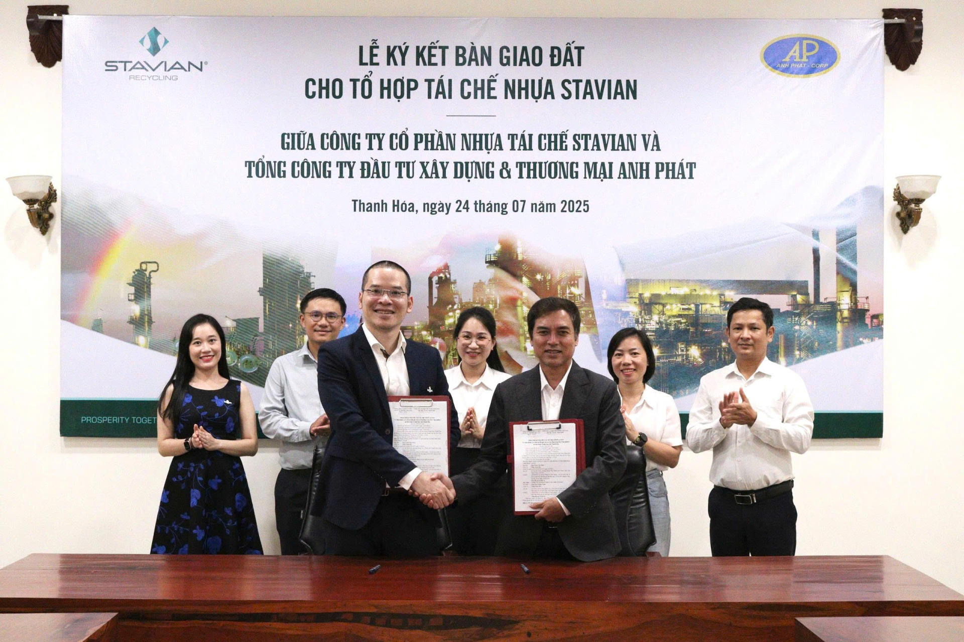 Lễ Ký kết Biên bản bàn giao đất cho Tổ hợp tái chế nhựa Stavian giữa Công ty CP nhựa tái chế Stavian và Tổng Công ty Đầu tư Xây dựng & Thương mại Anh Phát. Lễ Ký kết Biên bản bàn giao đất cho Tổ hợp tái chế nhựa Stavian giữa Công ty CP nhựa tái chế Stavian và Tổng Công ty Đầu tư Xây dựng & Thương mại Anh Phát.