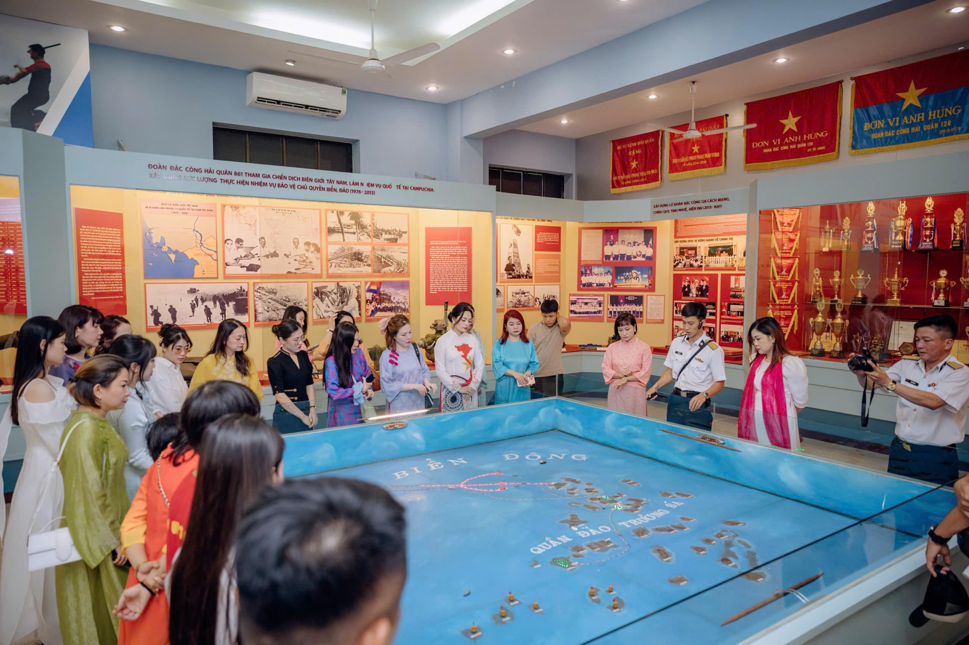 Đoàn đã tham quan khu truyền thống Lữ đoàn Đặc công nước 126. Đoàn đã tham quan khu truyền thống Lữ đoàn Đặc công nước 126.