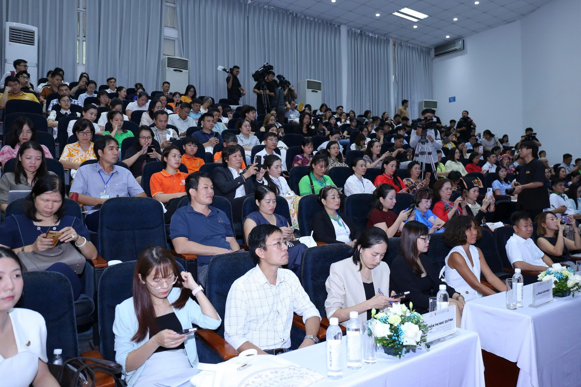Các đại biểu tham dự hội nghị. Các đại biểu tham dự hội nghị.
