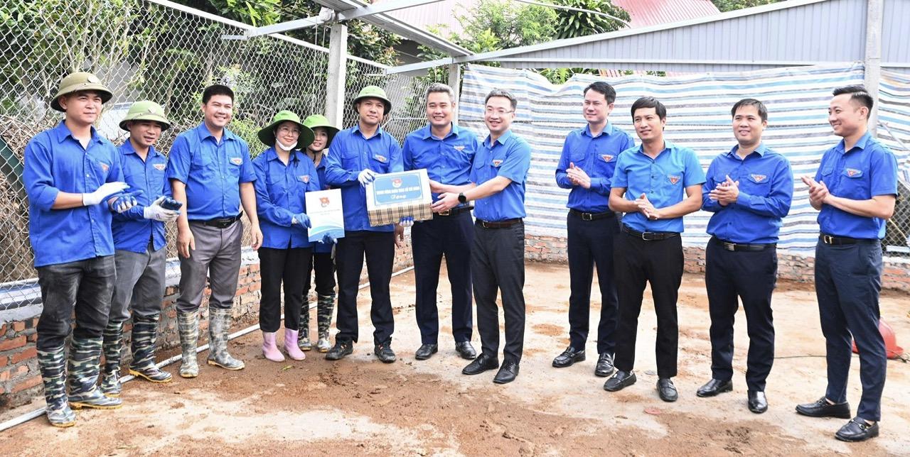 Trung ương Đoàn động viên đội hình tình nguyện tại xã Đại Đình (Phú Thọ). Trung ương Đoàn động viên đội hình tình nguyện tại xã Đại Đình (Phú Thọ).