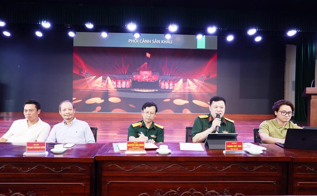 Nhà báo Phùng Việt Anh, Tổng đạo diễn chương trình thông tin về chương trình. Nhà báo Phùng Việt Anh, Tổng đạo diễn chương trình thông tin về chương trình.