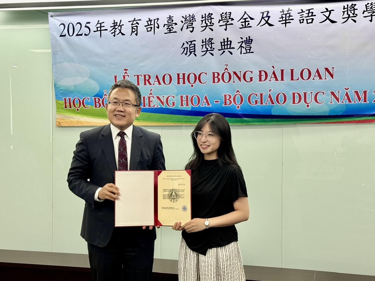 Ông Lưu Thế Trung - Trưởng đại diện Văn phòng Kinh tế và Văn hóa Đài Bắc tại Việt Nam trao học bổng cho các ứng viên. Ông Lưu Thế Trung - Trưởng đại diện Văn phòng Kinh tế và Văn hóa Đài Bắc tại Việt Nam trao học bổng cho các ứng viên.