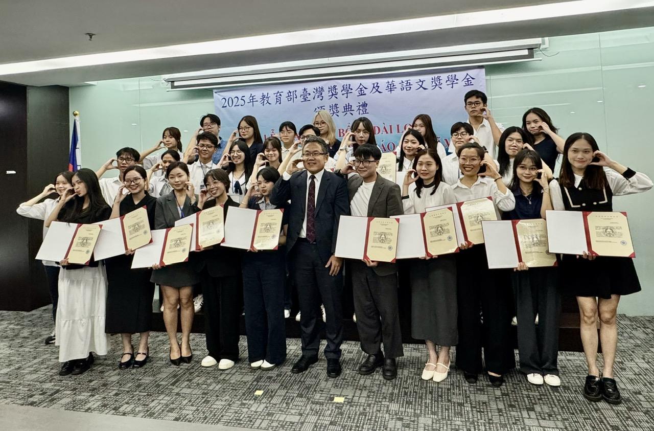 Năm 2025, Cơ quan quản lý Giáo dục Đài Loan đã dành 34 suất học bổng Đài Loan và 204 tháng học bổng tiếng Hoa cho học sinh, sinh viên thuộc khu vực miền Bắc Việt Nam. Năm 2025, Cơ quan quản lý Giáo dục Đài Loan đã dành 34 suất học bổng Đài Loan và 204 tháng học bổng tiếng Hoa cho học sinh, sinh viên thuộc khu vực miền Bắc Việt Nam.