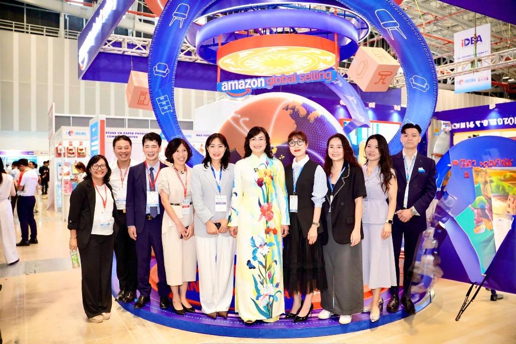 hinh-1--dai-dien-bo-cong-thuong-cuc-tmdt-va-kinh-te-so-vu-pt-thi-truong-nuoc-ngoai-ghe-tham-gian-hang-ags-tai-vietnam-international-sourcing-2025jpg-68bbd6018a77c.jpg