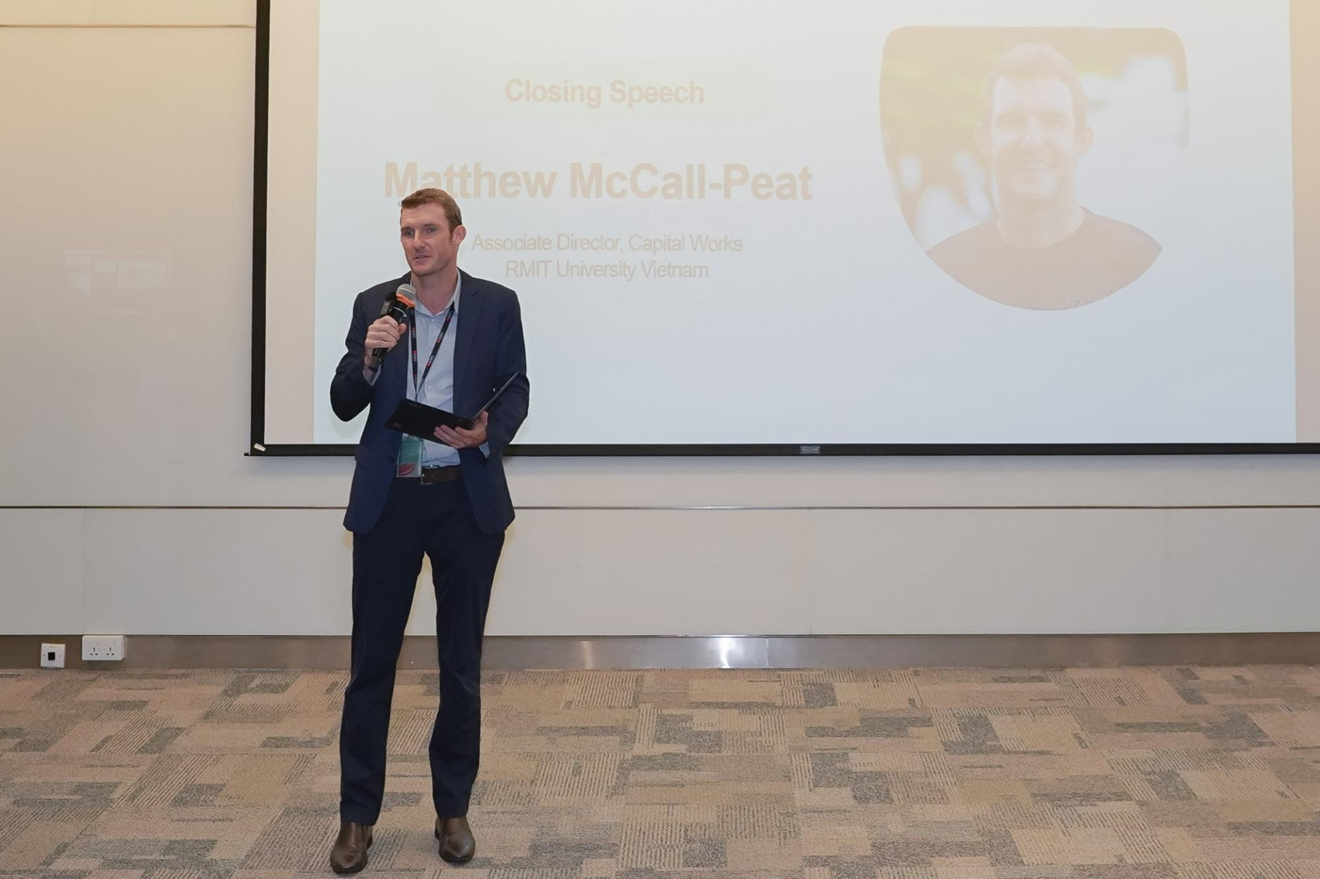 Ông Matthew McCall-Peat, Phó giám đốc phụ trách các dự án xây dựng, Phòng Phát triển Xây dựng, Đại học RMIT Việt Nam, phát biểu tại chung kết.