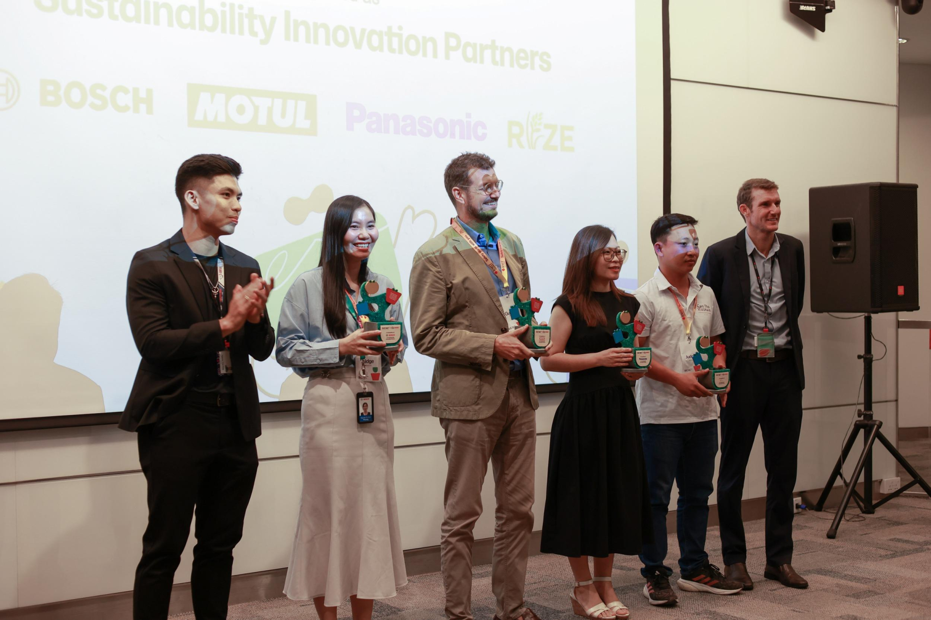 Đại diện các doanh nghiệp đối tác tại Chung kết Sustainability Impact Challenge 2025.