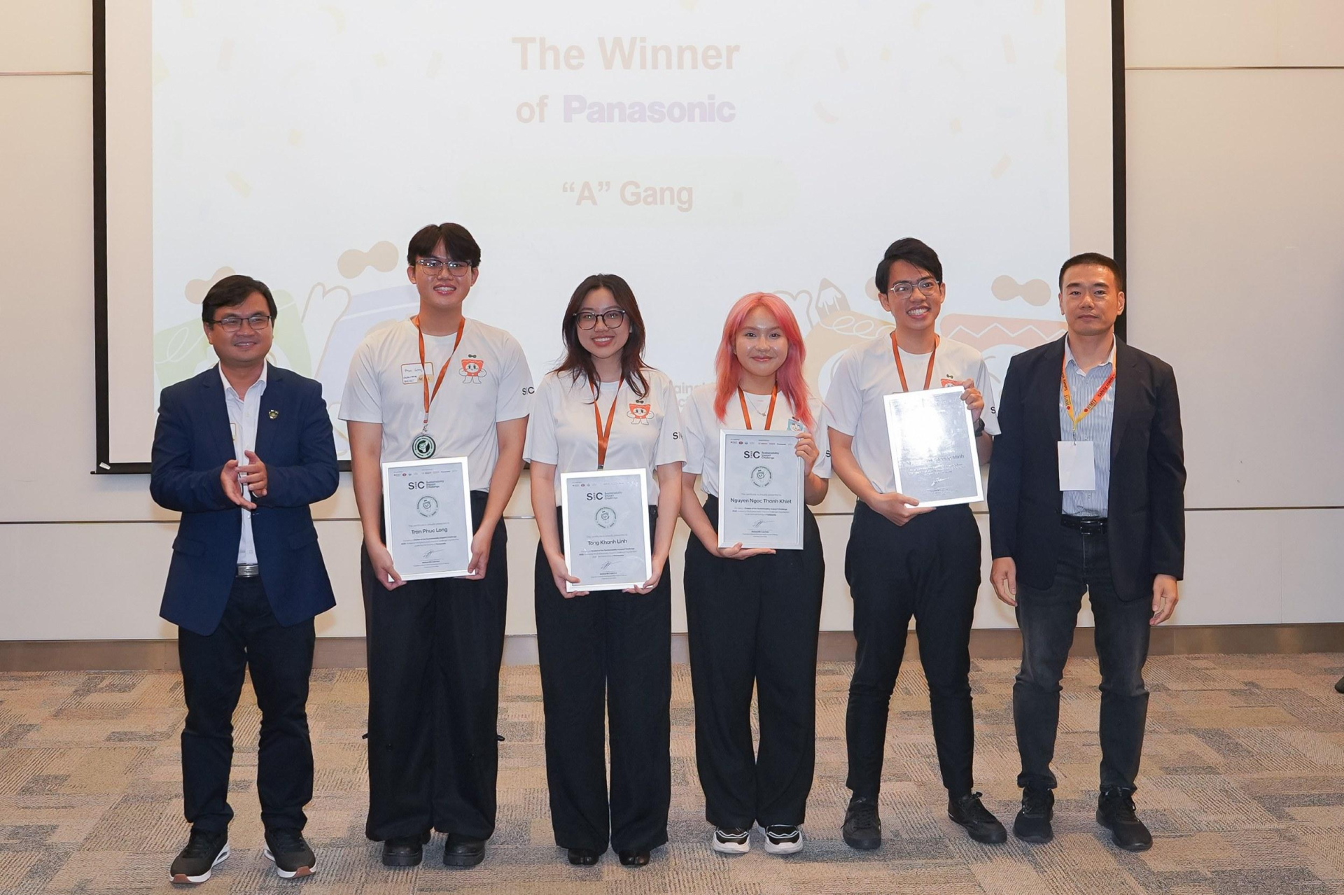 Đội “A” Gang – quán quân đề bài Panasonic – ăn mừng chiến thắng tại chung kết.