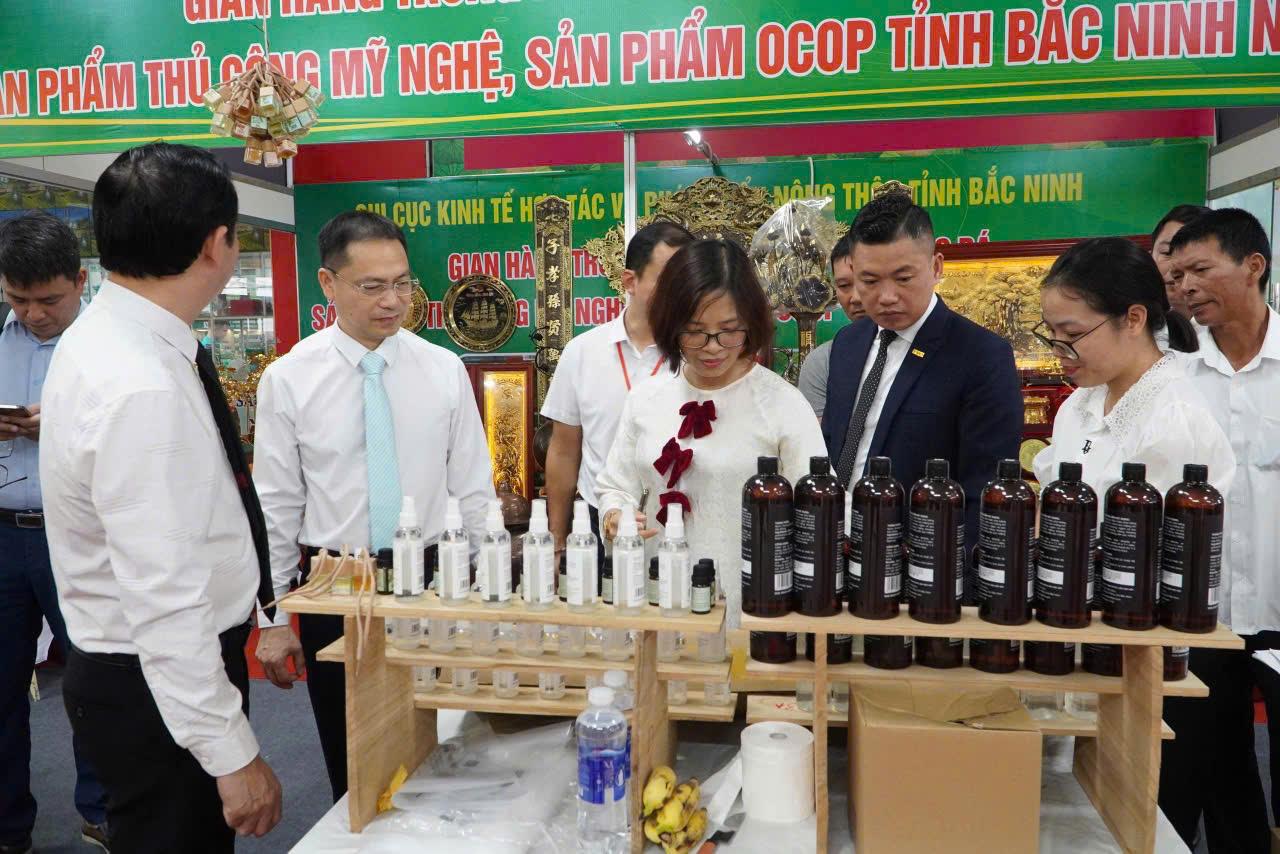 Các đại biểu tham quan gian hàng tại hội chợ.